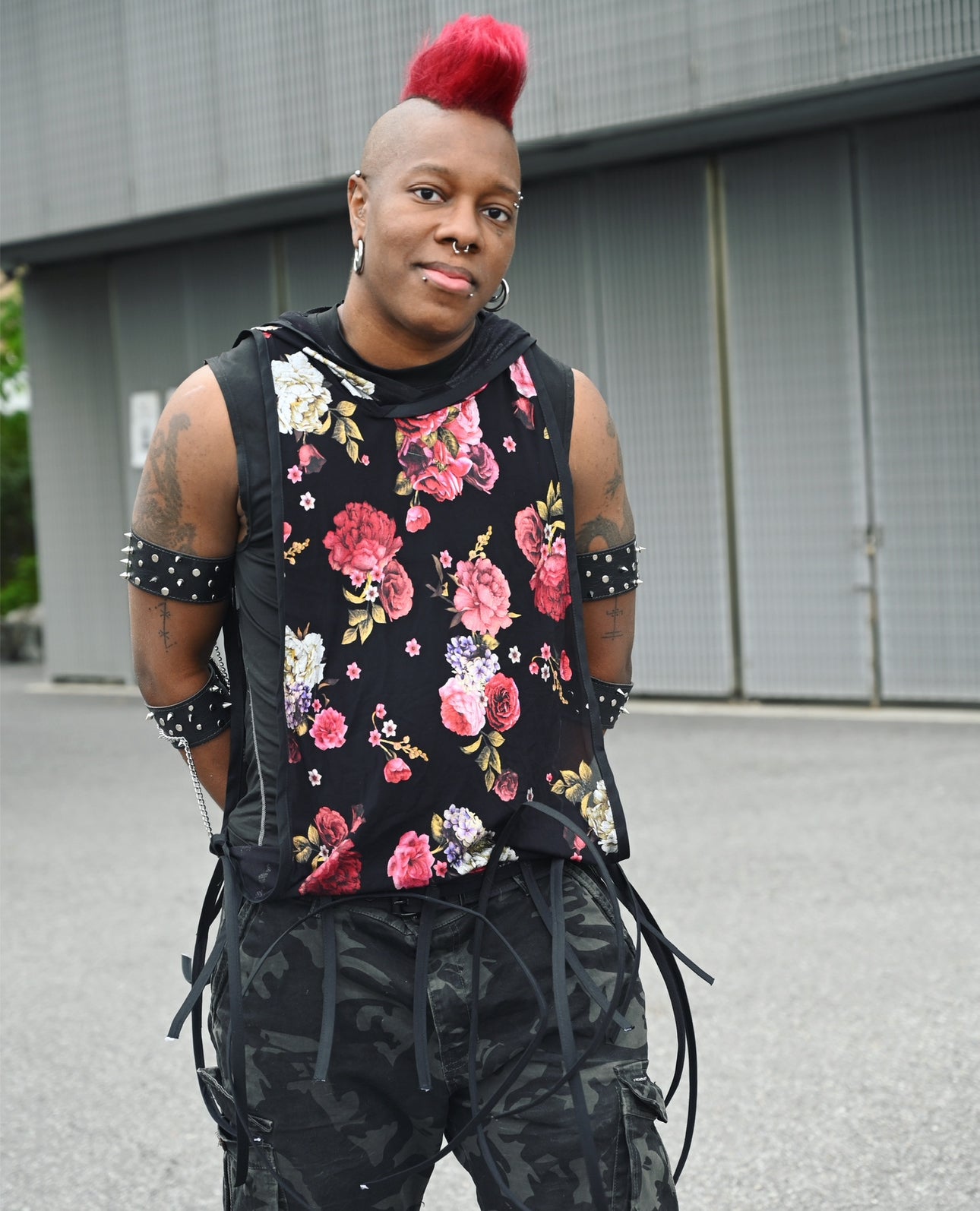 Muskelshirt mit Blumenmuster und Stäbchen