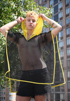 Hüftlanger Poncho aus Wabennetz mit Kapuze.
