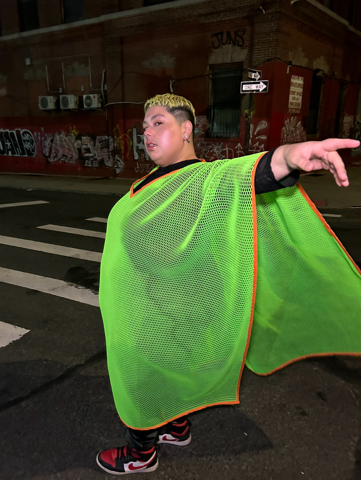 Neongrüner Kaftan mit Wabenmuster