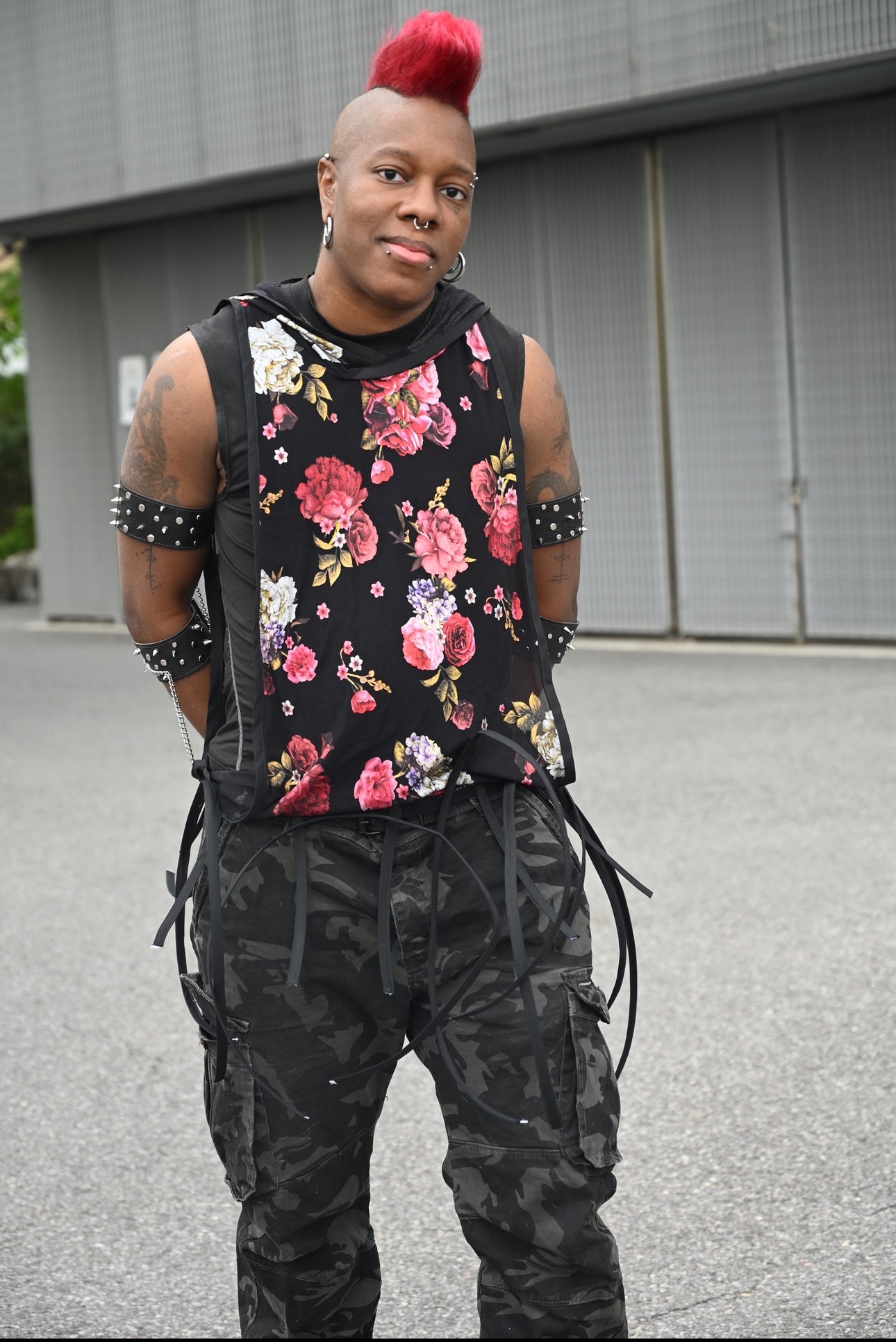 Muskelshirt mit Blumenmuster und Stäbchen