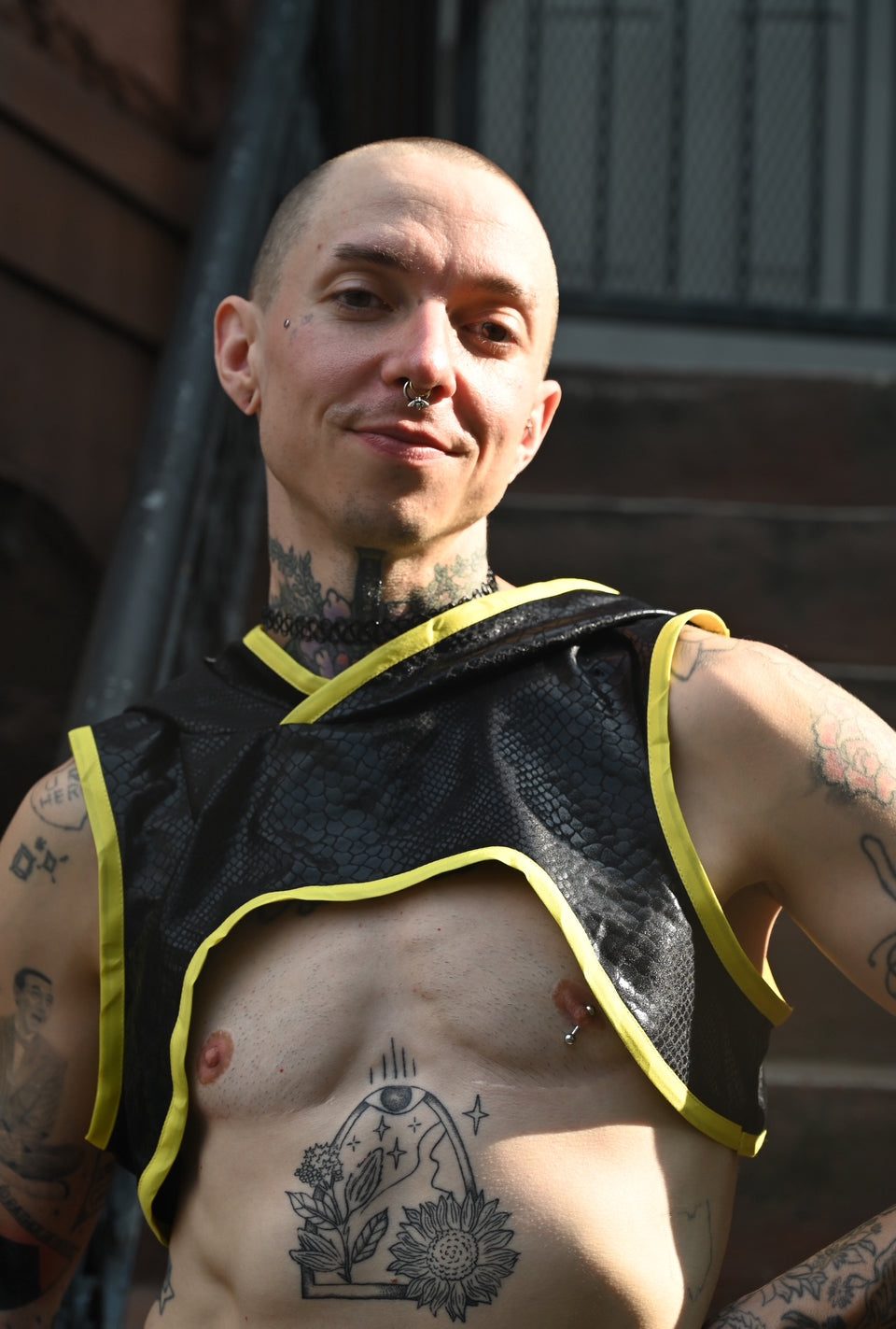 Leichtes, dehnbares Crop-Top aus veganem Leder mit Kapuze