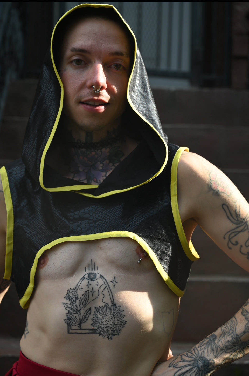 Top corto ligero y elástico de cuero vegano con capucha