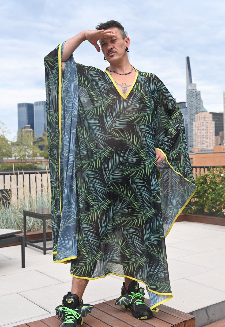 Leichter Kaftan aus Palm Power Mesh mit gelber Einfassung