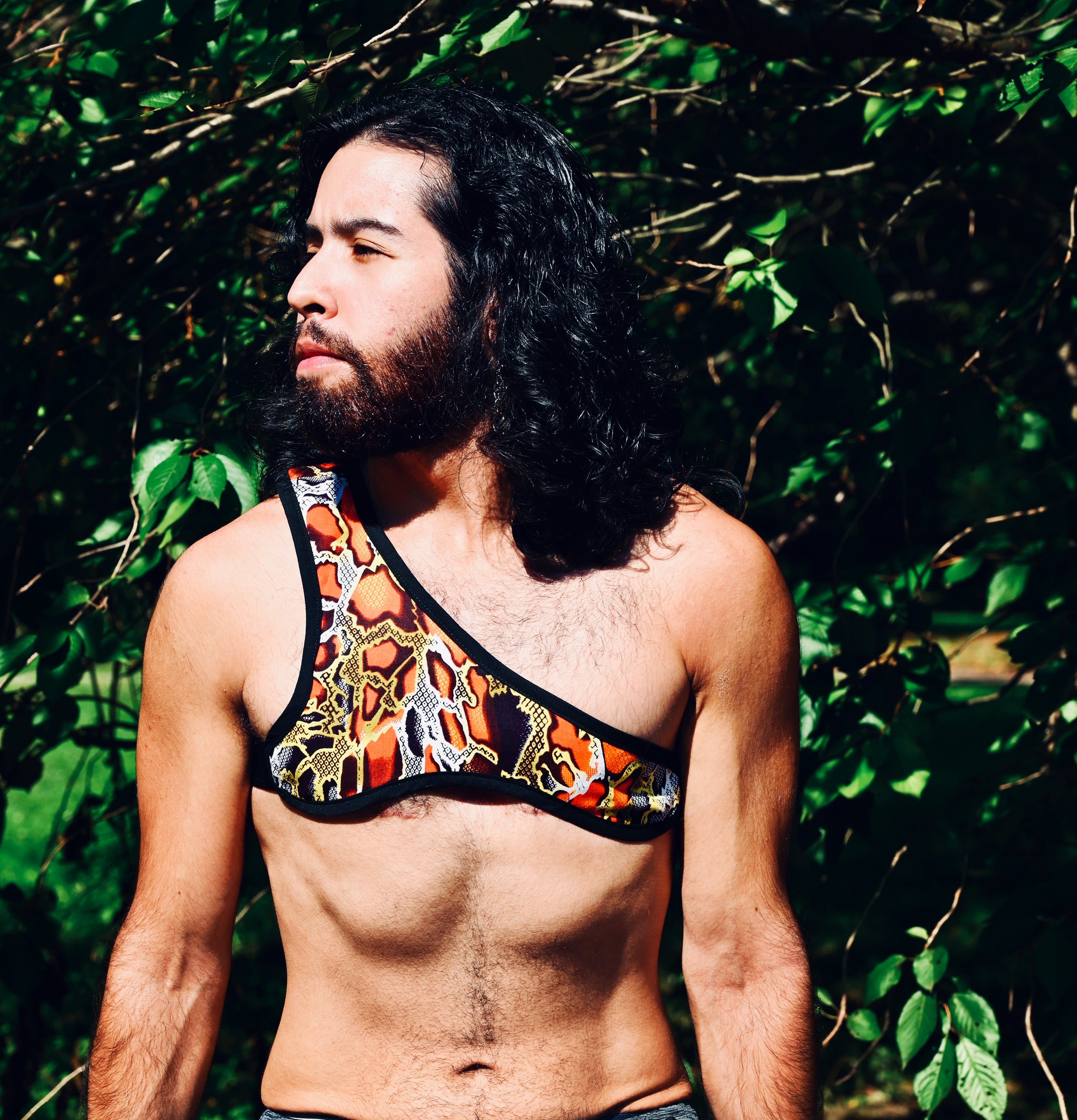 Arnés reversible con estampado de serpiente y diseño geométrico