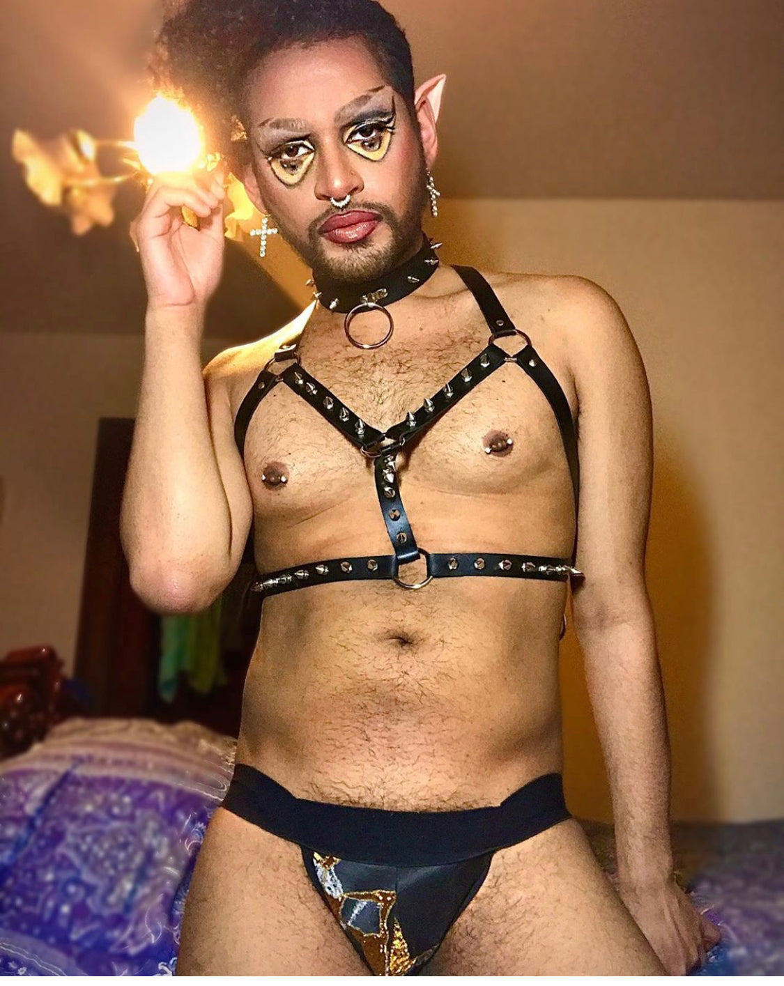 Suspensorio de satén negro y dorado