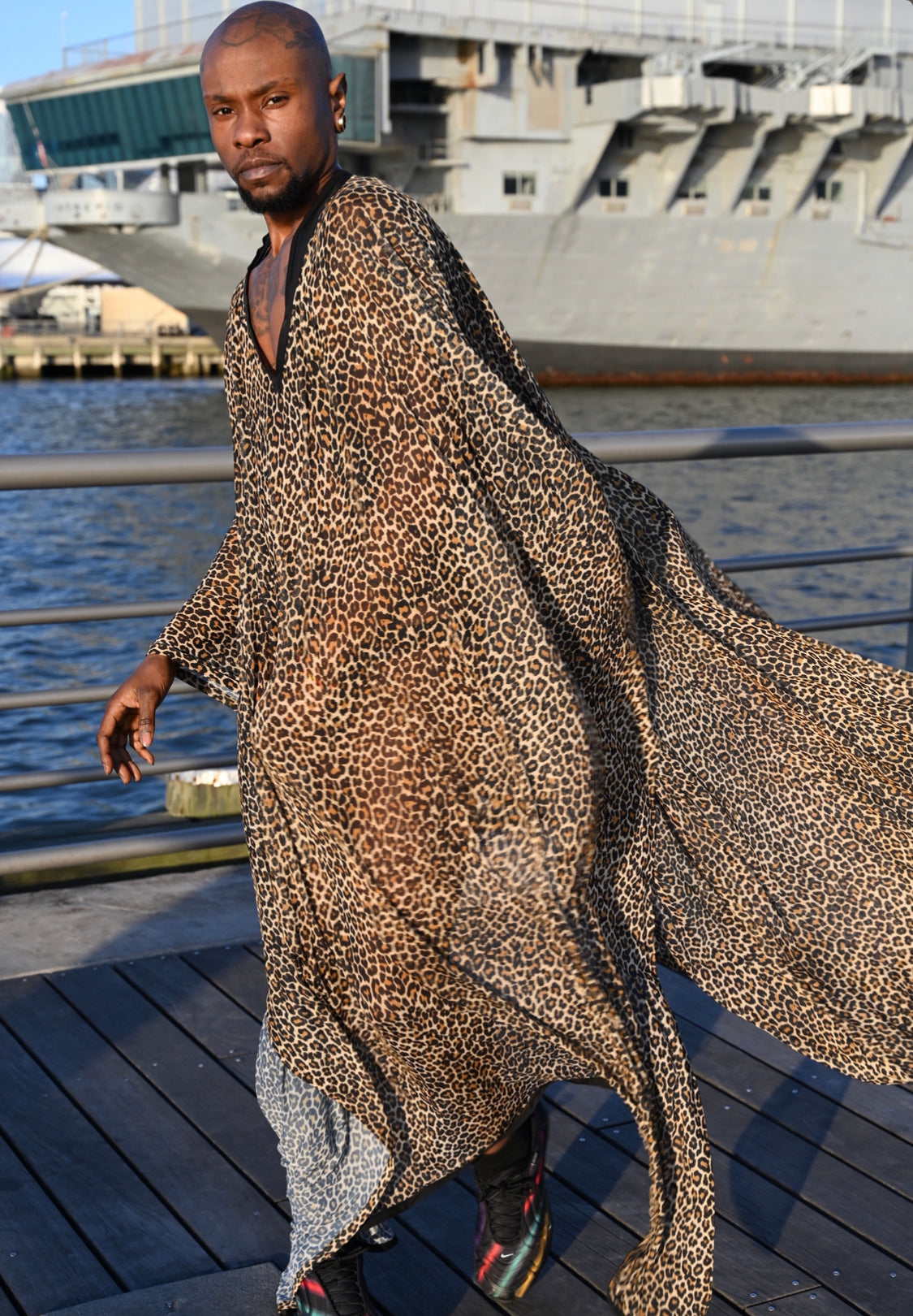 Caftán con estampado de leopardo