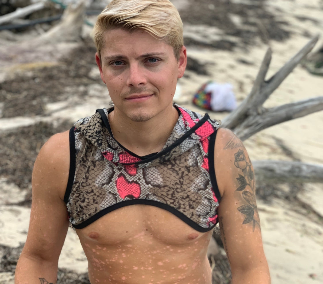 Top corto de piel de serpiente con brillo UV