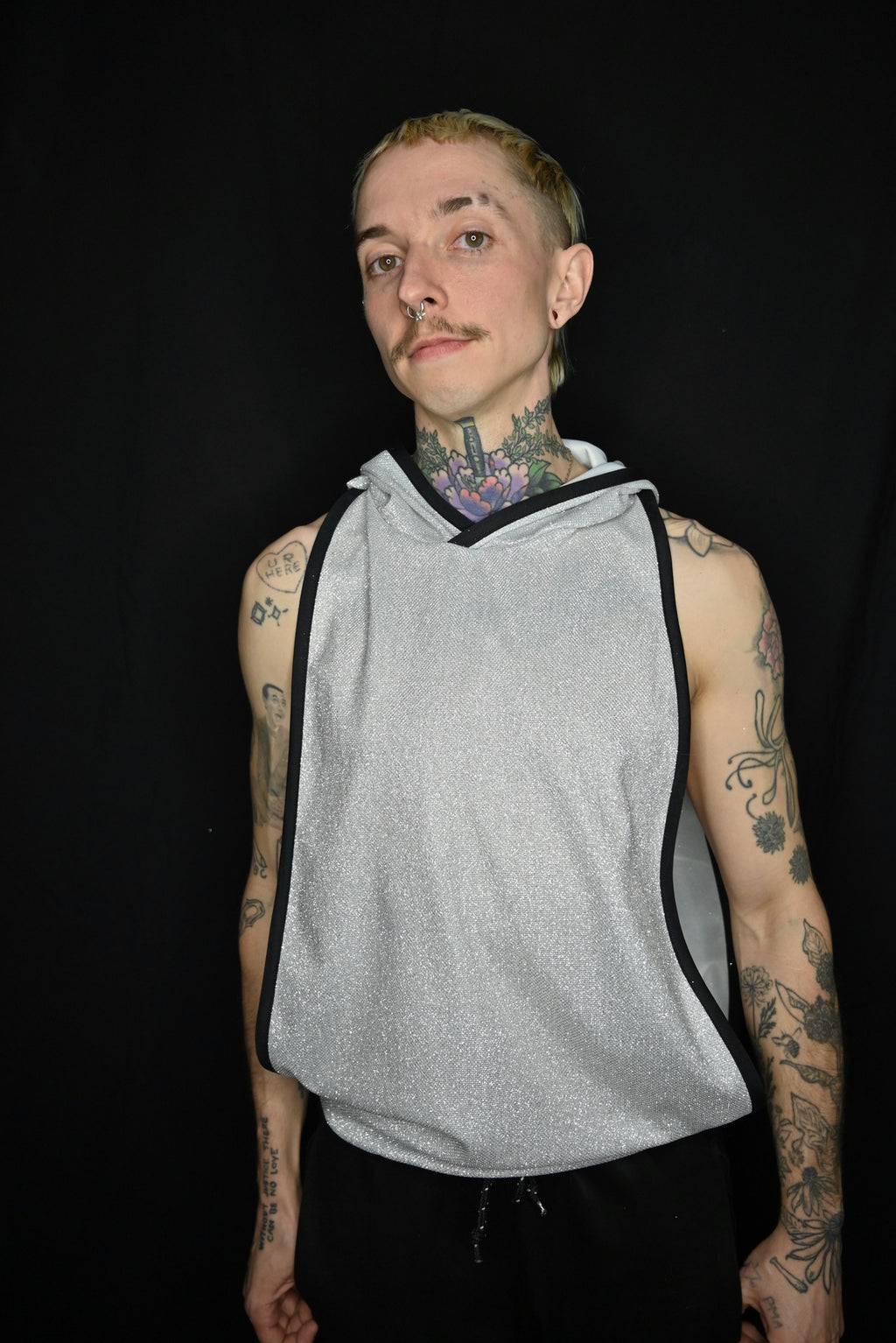 Weißes, silbernes Muskelshirt