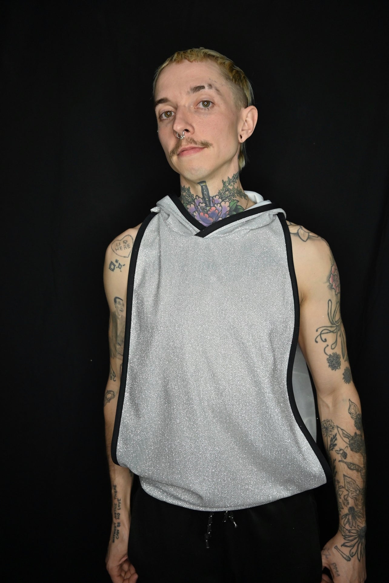 Weißes, silbernes Muskelshirt