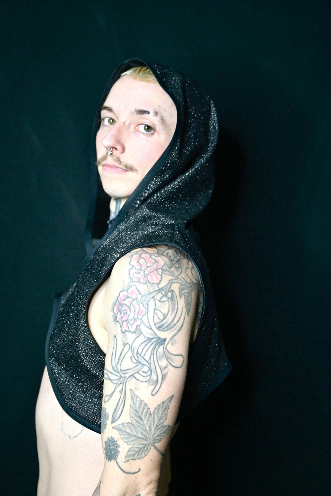 Schwarzes Muskel-T-Shirt mit Glitzer