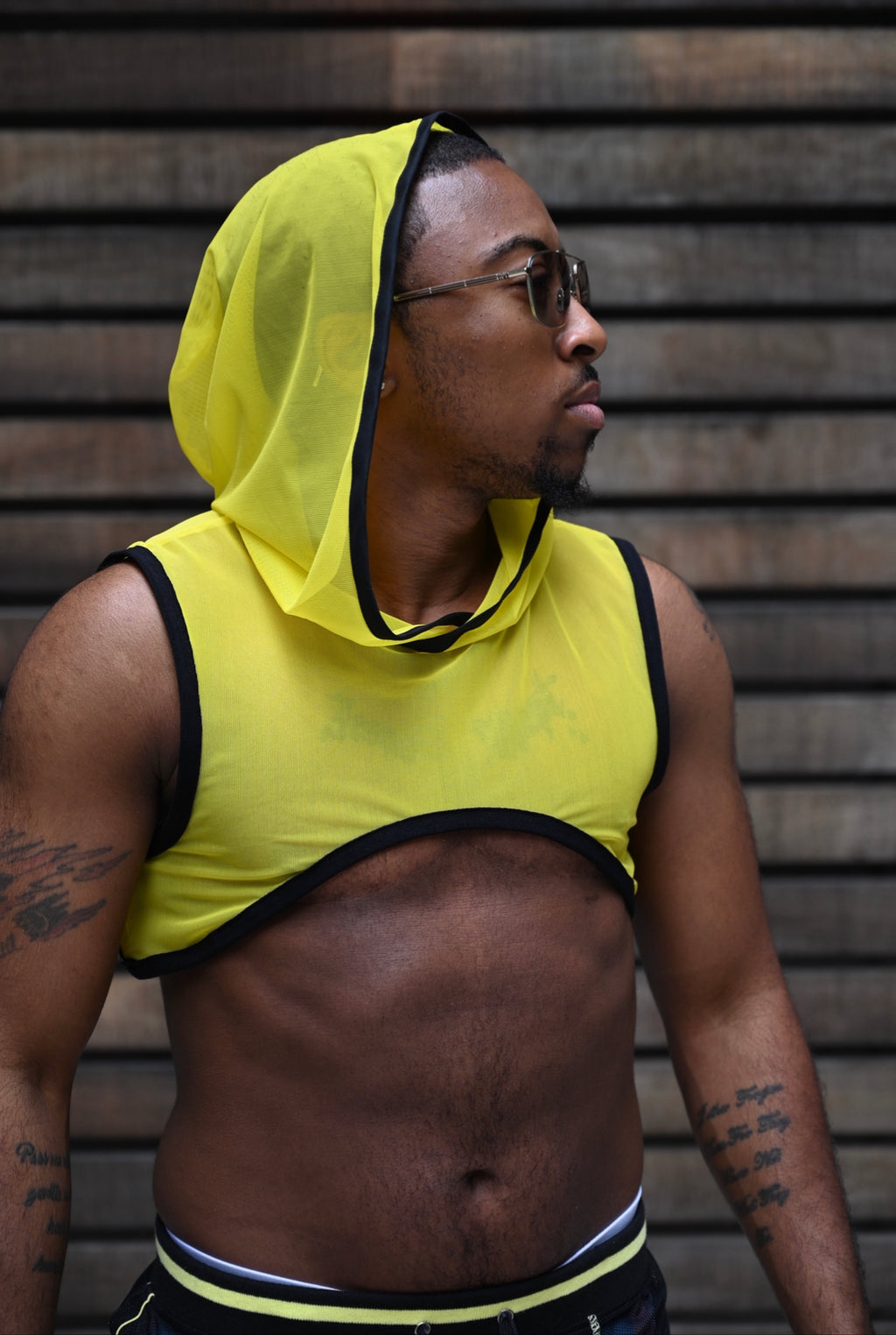 Kurzes Power Mesh-Top mit Kapuze