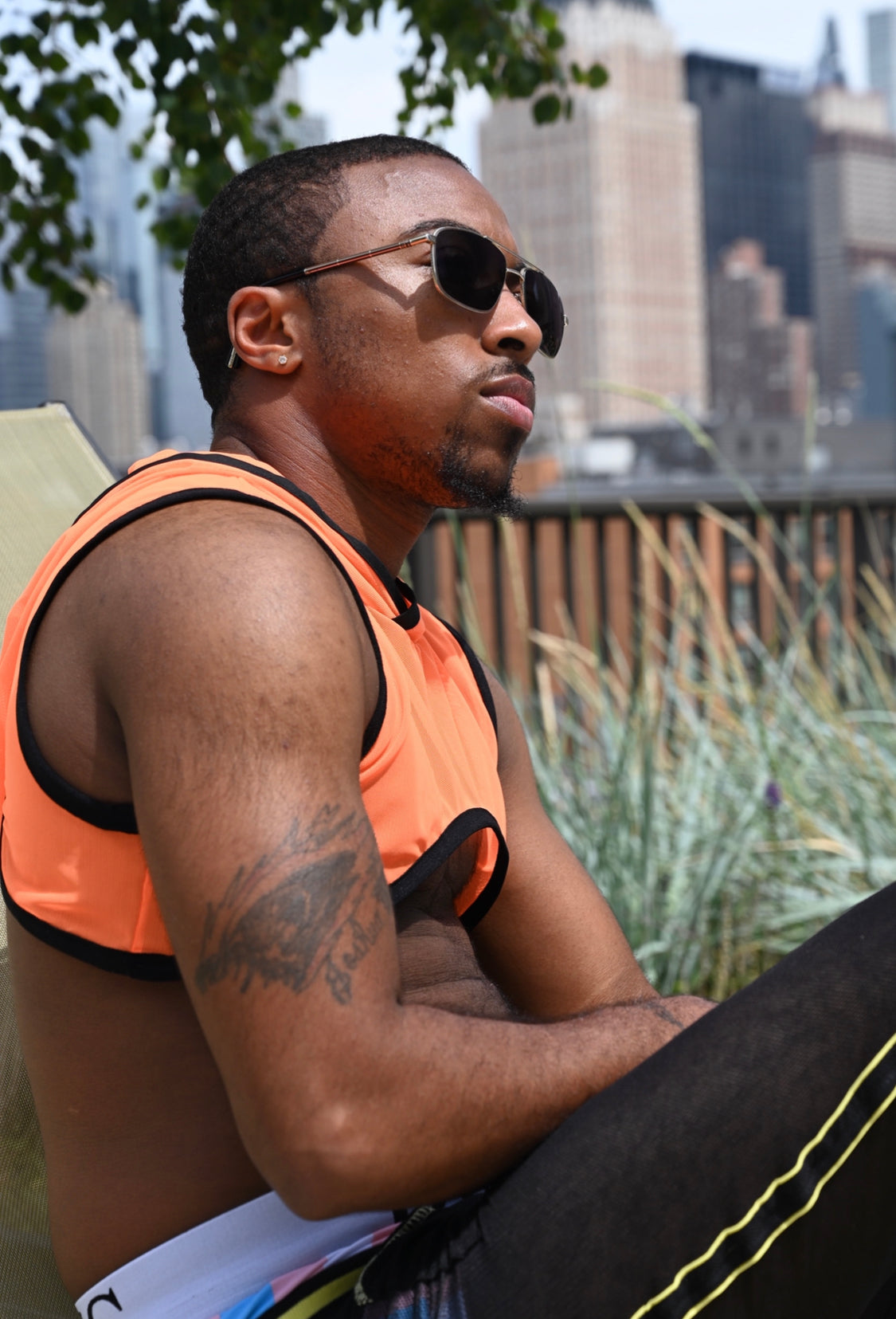 Kurzes Power Mesh-Top mit Kapuze