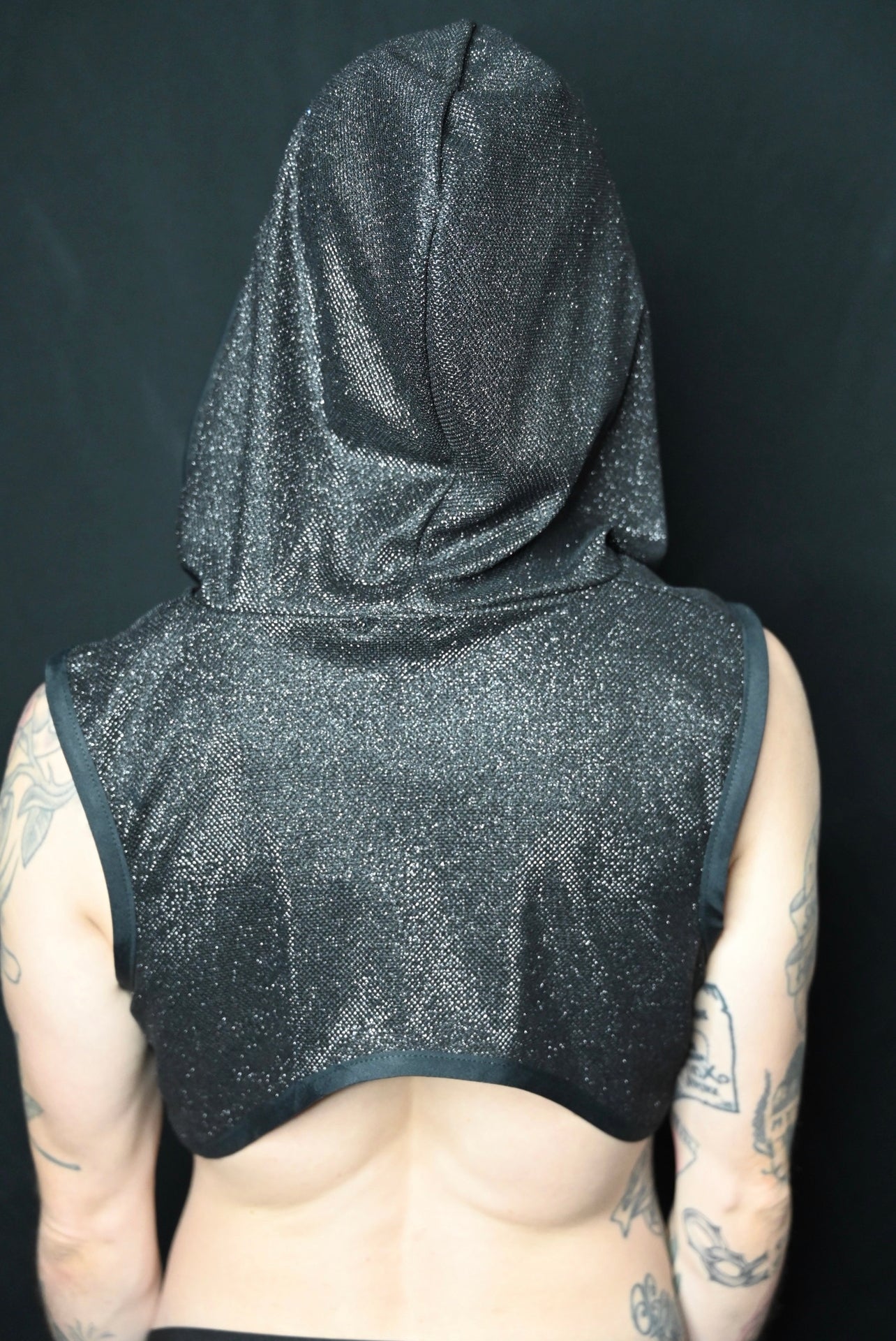 Schwarzes Muskel-T-Shirt mit Glitzer