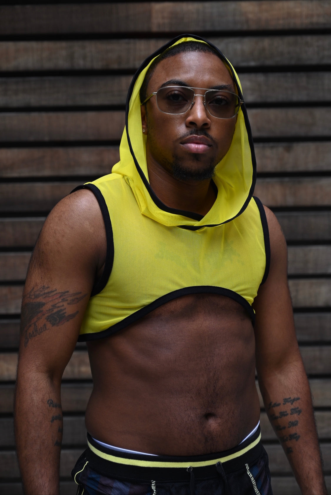 Kurzes Power Mesh-Top mit Kapuze