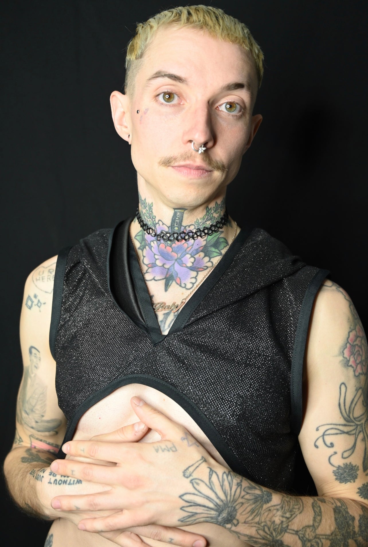 Schwarzes Muskel-T-Shirt mit Glitzer