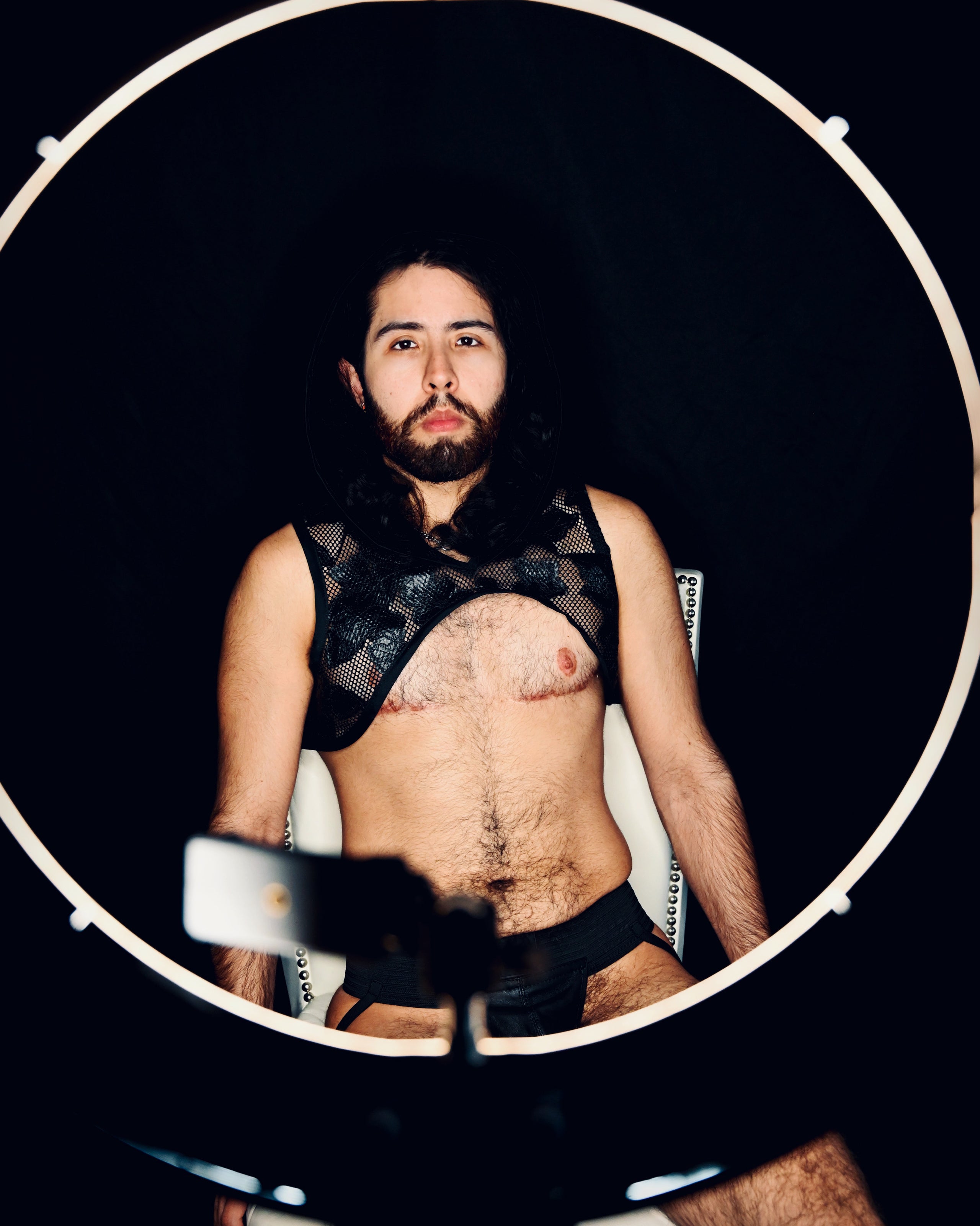 Top corto de cuero y encaje