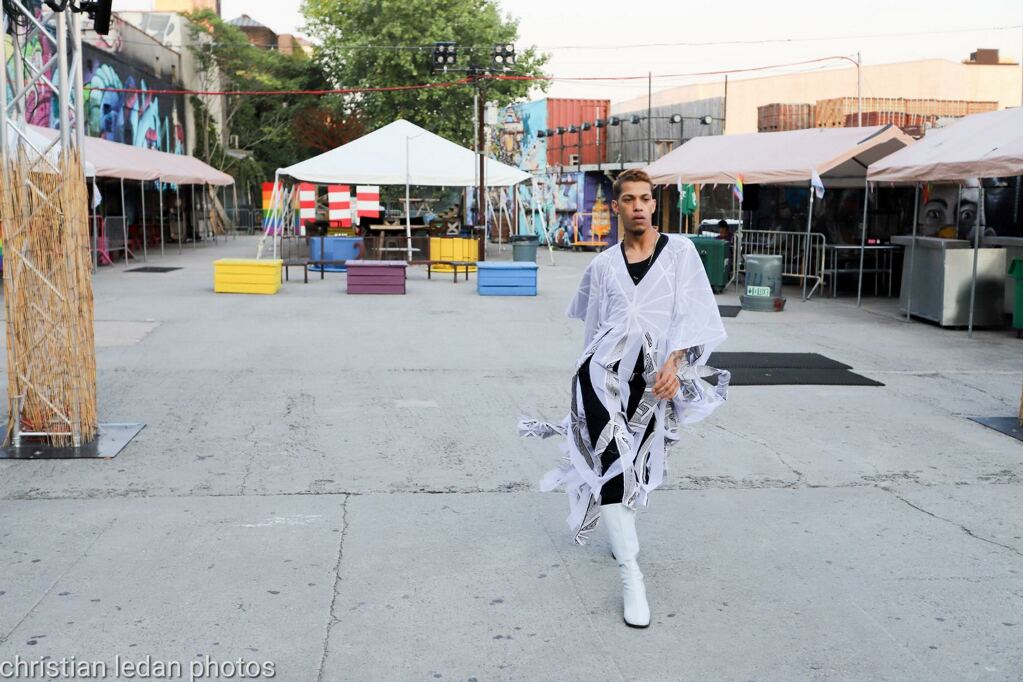 Kaftan mit zerfetztem Muster in Schwarzweiß