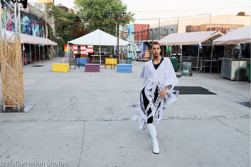 Kaftan mit zerfetztem Muster in Schwarzweiß