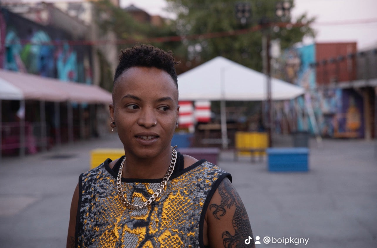 Oberteile aus goldenem Schlangenbrokat