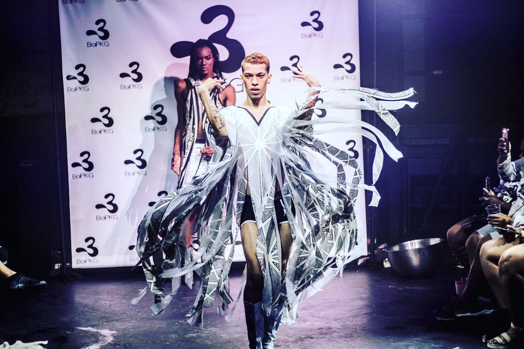 Kaftan mit zerfetztem Muster in Schwarzweiß