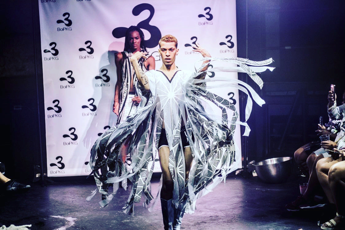 Kaftan mit zerfetztem Muster in Schwarzweiß