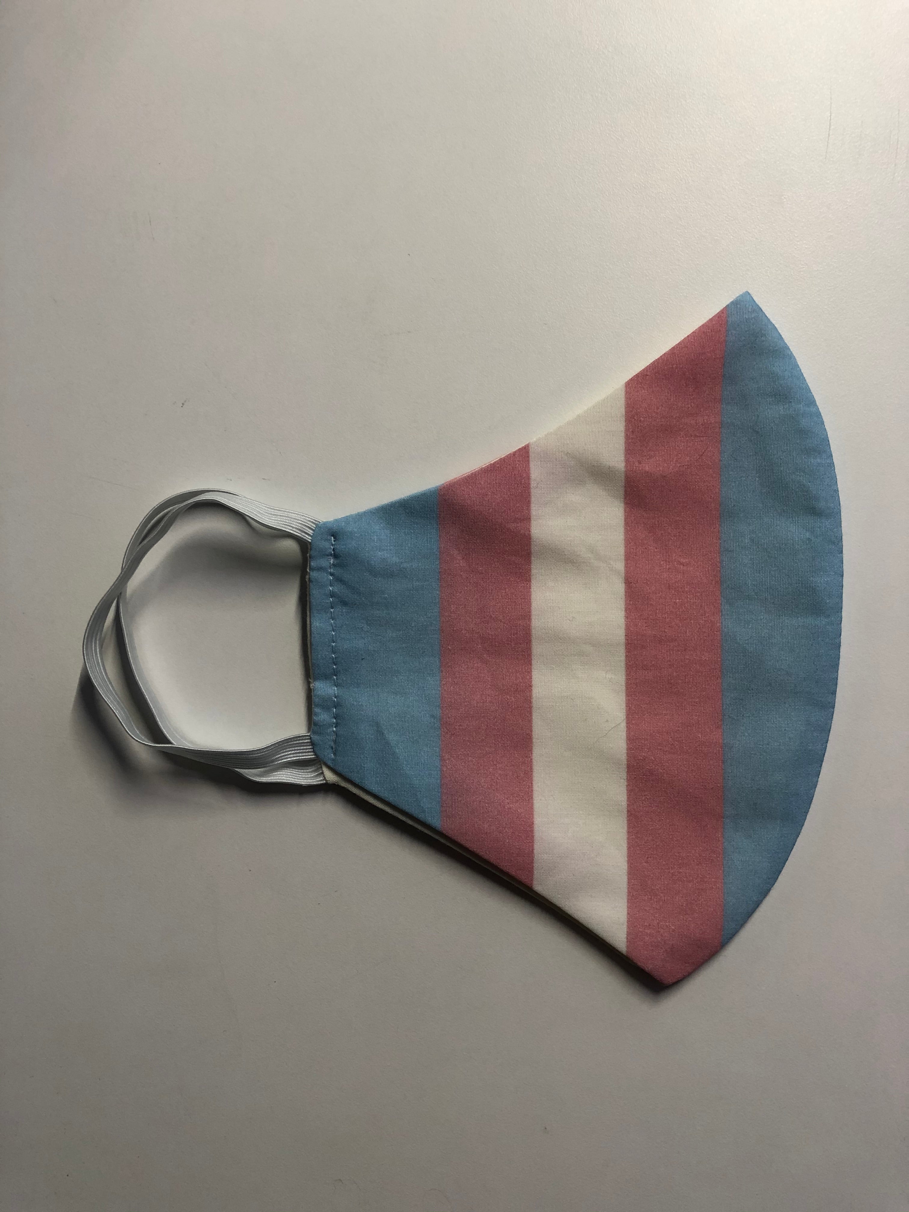 Gesichtsbedeckung mit Transgender-Flagge