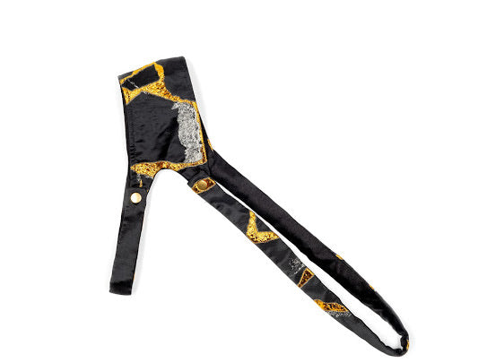 Arnés negro y dorado