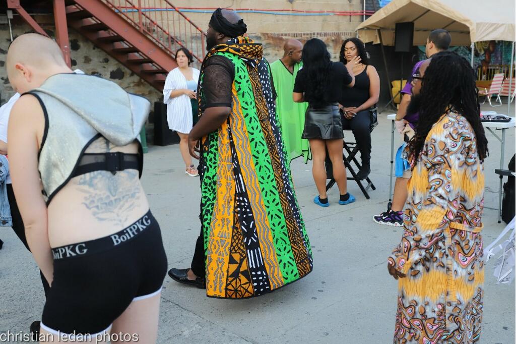 Plumero con estampado verde, marrón y negro