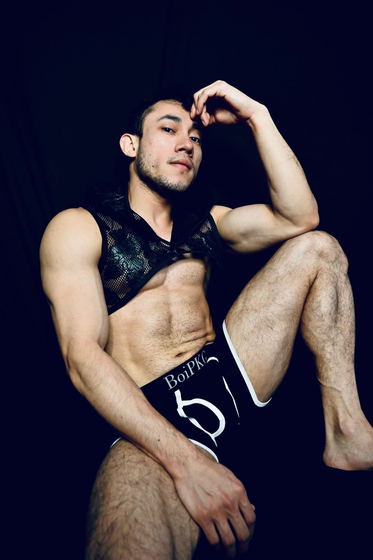 Kurzes Top aus Leder und Spitze