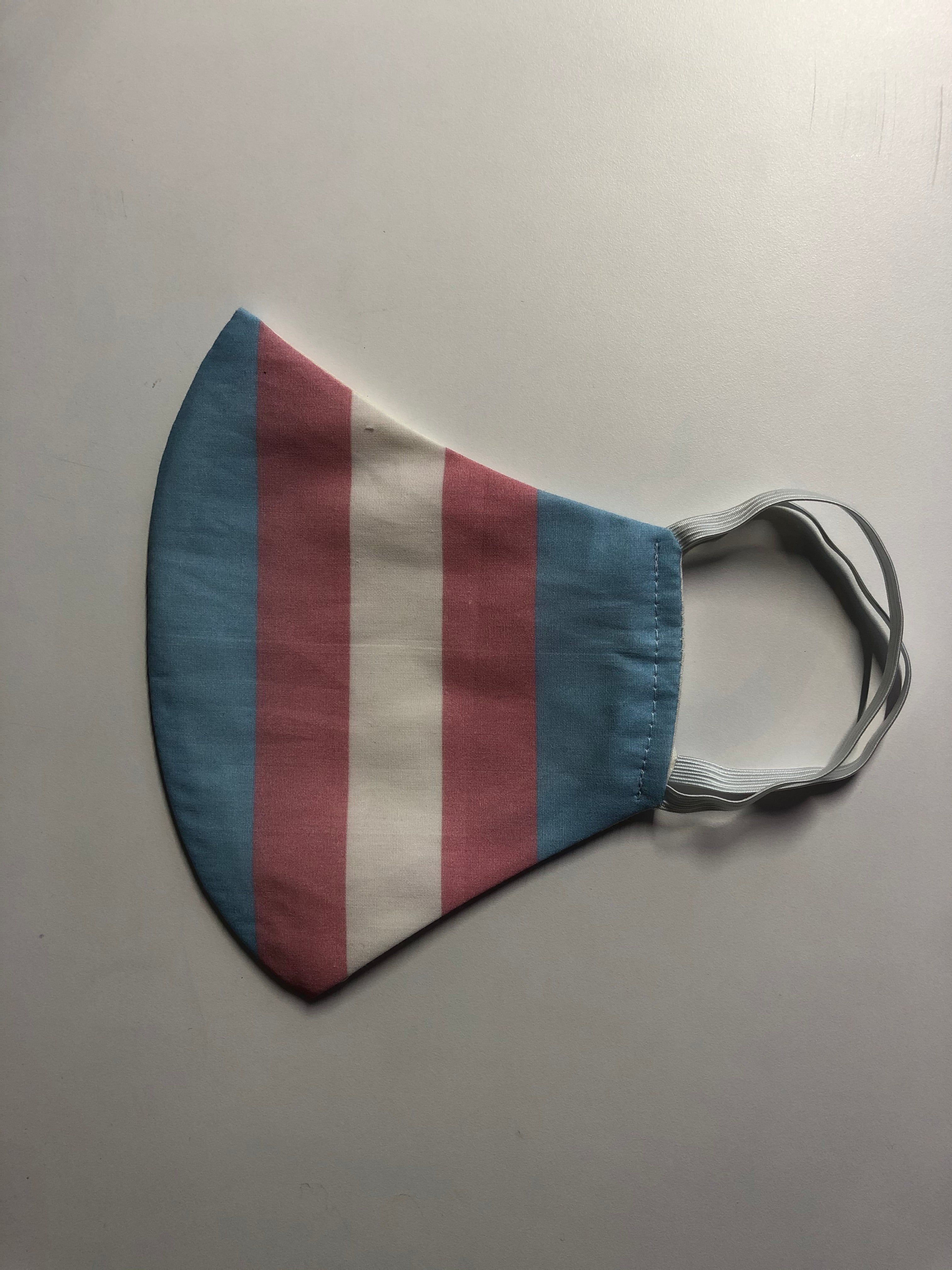 Gesichtsbedeckung mit Transgender-Flagge